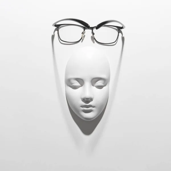 Óculos Elegantes Com Armação Preta Lendo Vida Diária Uma Escultura — Fotografia de Stock