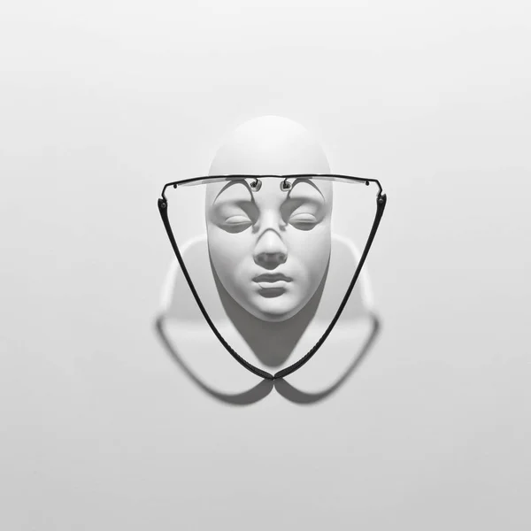 Élégantes Lunettes Sur Une Sculpture Plâtre Visage Avec Longues Ombres — Photo