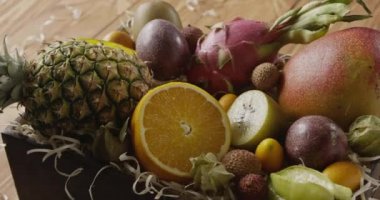 Jucy ahşap arka plan kutusunda taze tropikal meyve. Passion fruit, carambola, mango, Çin, Kamkat, yarım turuncu, phisalis 