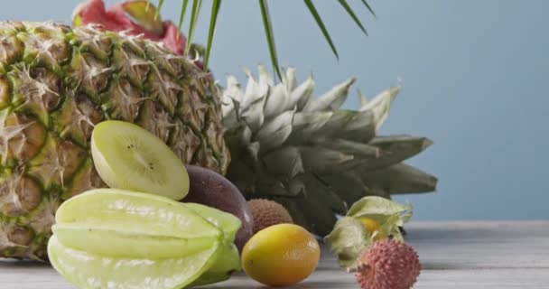 Haufen Von Verschiedenen Frischen Tropischen Früchten Und Palmblättern — Stockvideo