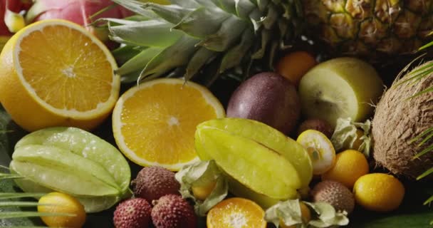 Waterdruppels Vallen Vers Tropisch Fruit Passievruchten Carambola Mango Litchi Kumquat — Stockvideo