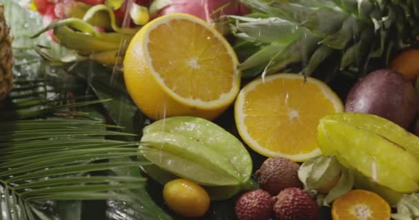 Waterdruppels Vallen Vers Tropisch Fruit Passievruchten Carambola Mango Litchi Kumquat — Stockvideo