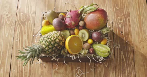 Jucy Φρέσκα Τροπικά Φρούτα Πλαίσιο Από Ξύλινο Υπόβαθρο Φρούτα Του — Αρχείο Βίντεο