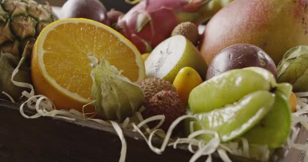 Saftige Frische Tropische Früchte Schachtel Auf Holzgrund Passionsfrucht Karambola Mango — Stockvideo