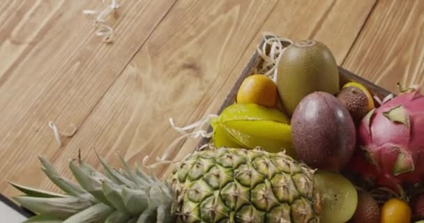 Frutas Tropicales Frescas Jugosas Caja Sobre Fondo Madera Fruta Pasión — Vídeos de Stock