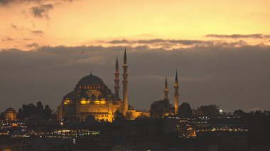 Tarihi bölüm eski şehir Istanbul Müslüman Camii ile nigtfall zaman, Türkiye'nin kirişler