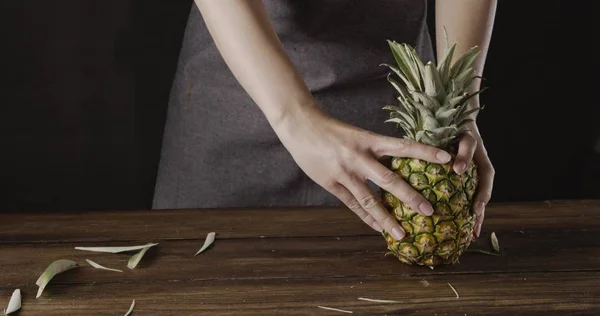 Mujer Delantal Textil Sostiene Piña Fresca Madura Una Mesa Cocina — Foto de Stock