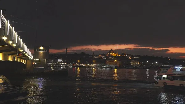 Dämmerung Stadtbild Mit Suleymaniye Moschee Mit Bosporus Schwimmenden Schiffen Und — Stockfoto
