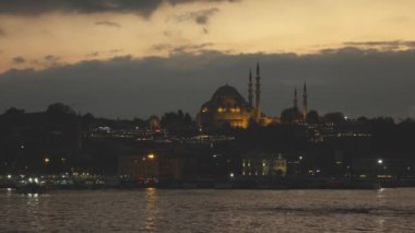 Tarihi eski şehir Istanbul Müslüman Camii ile nigtfall zaman, Türkiye'nin kirişler bölüm. 4 k Uhd video, 3840, 2160p.