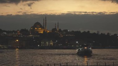 Tarihi eski şehir Istanbul Müslüman Camii ile nigtfall zaman, Türkiye'nin kirişler bölüm. 4 k Uhd video, 3840, 2160p.