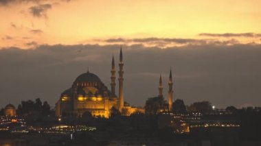 Tarihi eski şehir Istanbul Müslüman Camii ile nigtfall zaman, Türkiye'nin kirişler bölüm. 4 k Uhd video, 3840, 2160p.