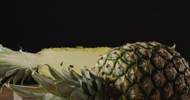 Pezzi Ananas Maturi Con Foglie Verdi Vecchio Tavolo Legno — Video Stock