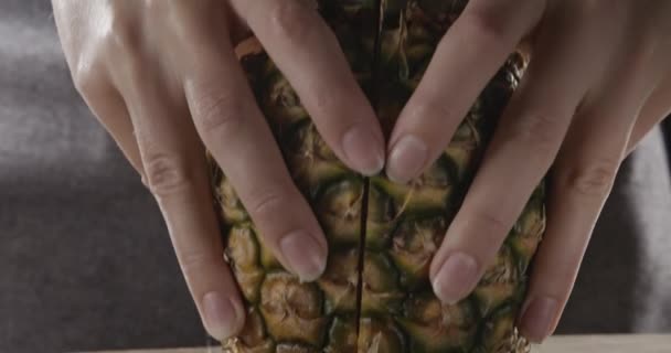 Žena Zástěře Krájení Ananasu Dřevěný Stůl Hnědé — Stock video