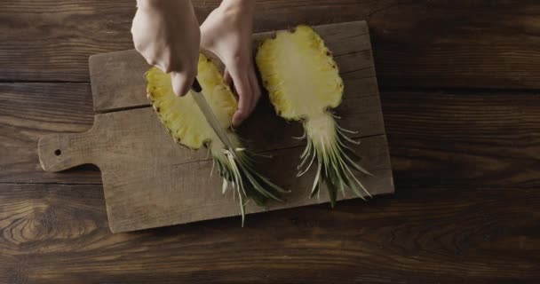 妇女切片菠萝在木棕色的桌子上 — 图库视频影像