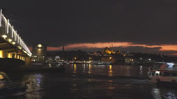 Сутінки Міський Пейзаж Suleymaniye Мечеть Ходьба Кораблів Плавають Босфор Людей — стокове відео