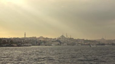 panoramik Istanbul güzel cityscape günbatımı gökyüzü, Türkiye'de uçan martı ile. Video
