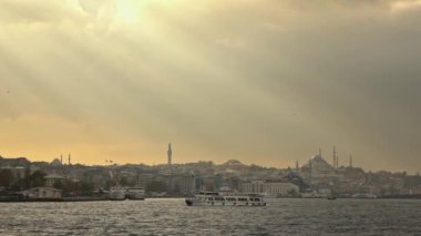 gün batımında, Türkiye'nin Istanbul ve Boğaziçi Boğazı güzel cityscape panoramik manzaralı. Video