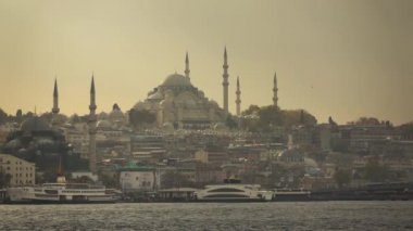 Istanbul şehri, sunet, bulutlar, Türkiye sayesinde güneş ışınlarının camide görünümünü