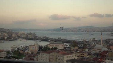 panoramik Istanbul güzel cityscape günbatımı gökyüzü, Türkiye'de uçan martı ile. Video