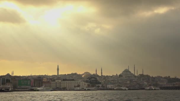 Panoramisch Zicht Prachtige Skyline Van Istanbul Bosporus Zeestraat Bij Zonsondergang — Stockvideo
