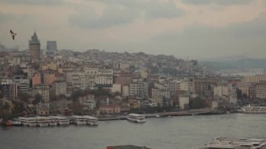 Istanbul şehri, güzel mavi gökyüzü ve Türkiye'nin boğaz yüzen gemi
