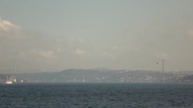 Istanbul şehri, güzel mavi gökyüzü ve Türkiye'nin boğaz yüzen gemi