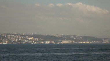 Istanbul şehri, güzel mavi gökyüzü ve Türkiye'nin boğaz yüzen gemi