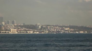 Istanbul şehri, güzel mavi gökyüzü ve Türkiye'nin boğaz yüzen gemi