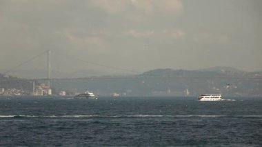 Istanbul şehri, güzel mavi gökyüzü ve Türkiye'nin boğaz yüzen gemi