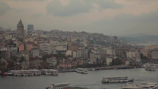 Вид Стамбул Красивое Голубое Небо Корабли Плывущие Вдоль Босфора Турция — стоковое видео