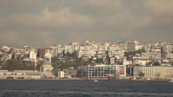 イスタンブールの街 美しい青空と トルコのボスポラス海峡に沿って浮遊船のビュー — ストック動画