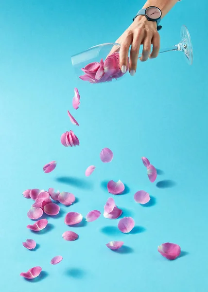 Delicate Roze Roze Bloemblaadjes Zijn Gieten Van Transparant Glas Welke — Stockfoto