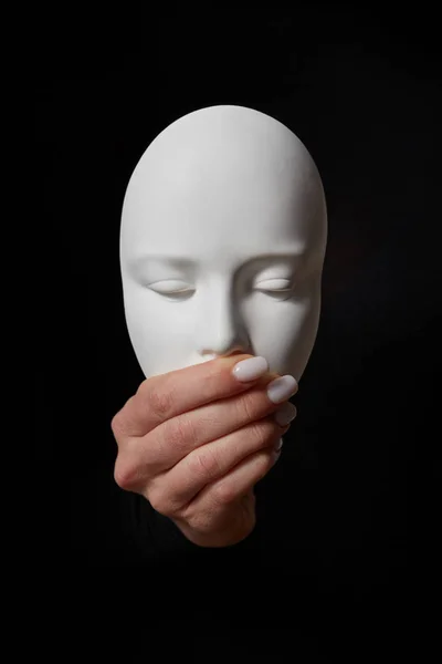 Weibliche Finger Die Den Mund Des Gipsmaskengesichts Auf Schwarzem Hintergrund — Stockfoto