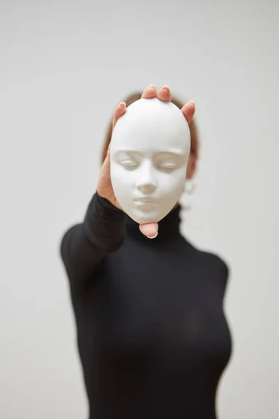 Aantrekkelijk Meisje Een Zwarte Trui Gips Sculptuur Masker Plaats Van — Stockfoto