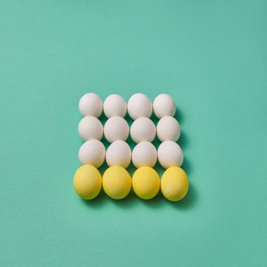 Sarı ve beyaz yumurta yeşil renkli kare şeklinde bileşimi. Bilardo topları kavramı. Düz yatıyordu