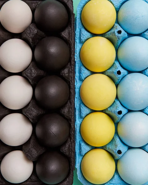 Uma Coleção Ovos Pintados Amarelo Preto Branco Azul Caixas Papelão — Fotografia de Stock