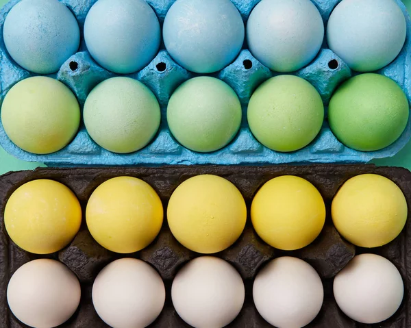 Conjunto Ovos Coloridos Pintados Amarelo Verde Preto Branco Diferentes Caixas — Fotografia de Stock