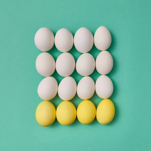 Σύνθεση Των Κίτρινο Και Λευκό Αυγά Σχήμα Τετράγωνο Πράσινο Φόντο — Φωτογραφία Αρχείου
