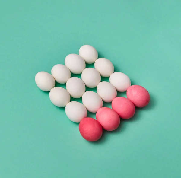 美丽的复活节组成的彩绘粉红色和白色的鸡蛋在一个绿色的背景与复制空间 台球游戏概念 — 图库照片