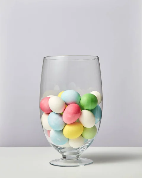 Œufs Peints Multicolores Dans Vase Verre Sur Fond Gris Avec — Photo