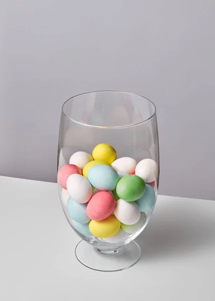 Vaso Vidro Com Lotes Pequenos Ovos Pintados Fundo Cinza Com — Fotografia de Stock