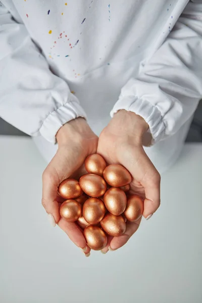 Mãos Mulher Segurando Pequenos Ovos Dourados Pintados Conceito Riqueza Vista — Fotografia de Stock