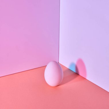 Mercan mor-Menekşe arka plan yansıması çok renkli gölgeler ile boyalı yumurta mor ve metin için yer kopyalayın. Güzel Paskalya kompozisyon.