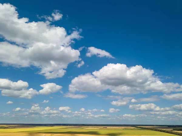 Ptaka Pochmurny Krajobraz Białe Chmury Tle Błękitnego Nieba Pola Uprawne — Zdjęcie stockowe
