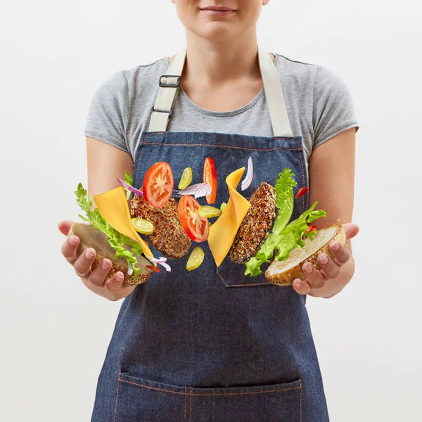 Смачний Домашній Свіжий Бургер Руках Дівчини Літаючих Інгредієнтів Свіжі Овочі — стокове фото