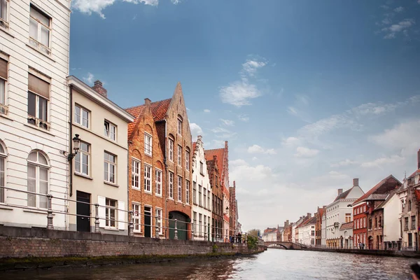 查看运河和五颜六色的传统房屋对多云的蓝天在比利时热门目的地 布鲁日 贝尔吉姆 — 图库照片