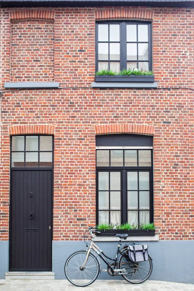 Bicicletta Vintage Con Borsa Contro Muro Bruges — Foto Stock