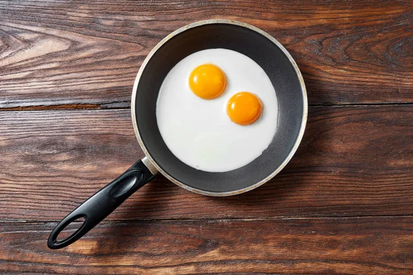 Vers Gebakken Eieren Met Twee Gele Yoks Een Koekenpan Een — Stockfoto