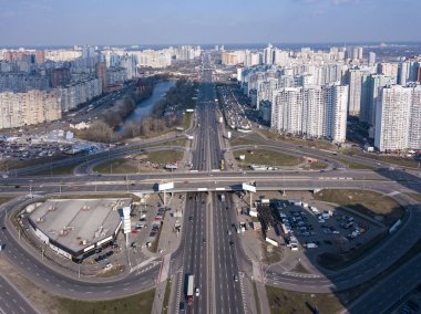 Drone hava panoramik fotoğraf, Pozniaky ilçe kuş bakışı, Mykoly Bazhana Ave trafik ve şehir Kiev Ukrayna gün batımı modern bina ile .