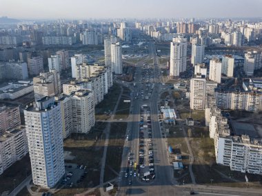 Drone hava panoramik fotoğraf, şehir Kiev Ukrayna modern bina ile Pozniaky bölgeye kuş bakışı görünümü.